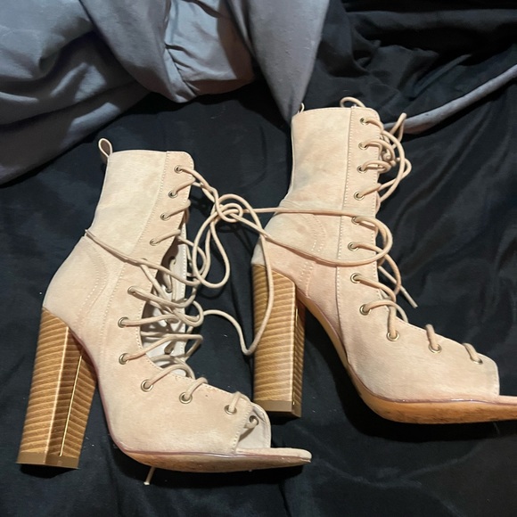 Tan strappy boots - Picture 2 of 3